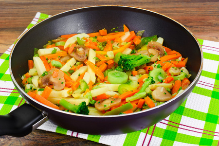 清蒸的蔬菜土豆 胡萝卜 洋葱和蘑菇