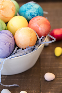 在一个碗里的彩色的复活节彩蛋