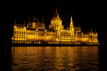 照亮布达佩斯国会大厦在晚上