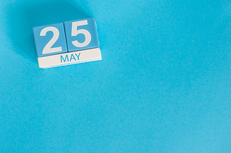 5 月 25 日。5 月 25 日木颜色日历在蓝色背景上的图像。春日，文本为空的空间。国际失踪儿童日。世界甲状腺一天