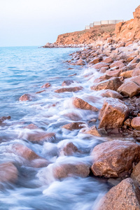 运动波浪在岩石海岸