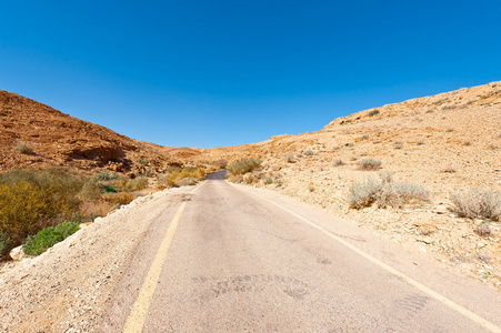在沙漠中的路