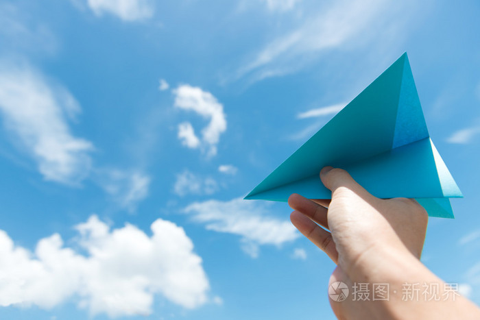 针对多云的天空的纸飞机