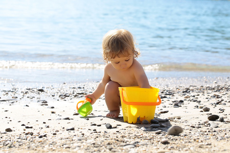 pojke leker p stranden