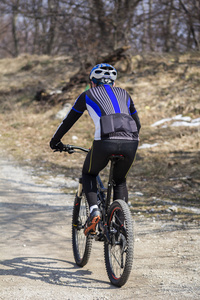 骑单车的男子骑山地自行车