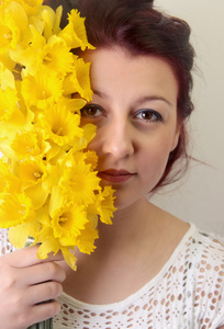 春天的美丽，妇女与黄色的花朵