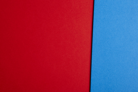 彩色的硬纸板背景中红色和蓝色的基调。复制空间