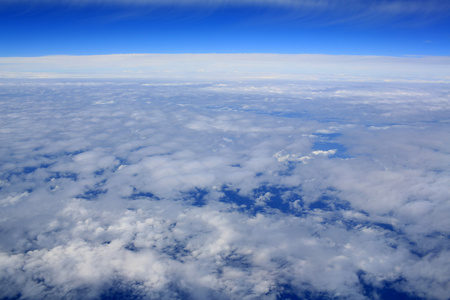 空中的云朵天际线图片