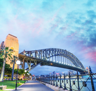 悉尼港湾大桥与一个美丽的黄昏，新南威尔士州澳大利亚