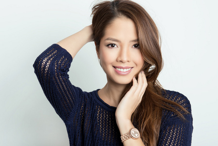 美丽年轻的亚洲女人戴手表图片