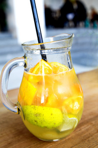 柠檬 蜂蜜 橙和水的玻璃水瓶