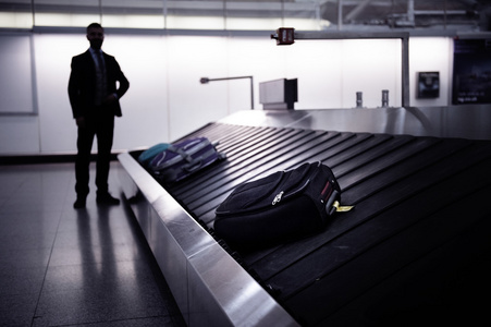 行李在机场等待的商人图片