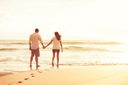 日落海滩上浪漫的情侣