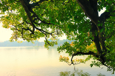 Hoankiem 湖，小湖中，越南河内，与龟塔的老部分。龟塔是河内，越南的象征。Hoankiem 湖是河内市中心