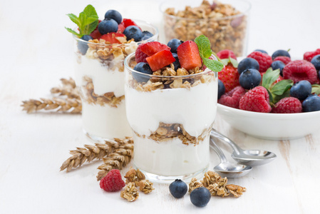 与天然酸奶 牛奶什锦早餐和浆果的健康甜品