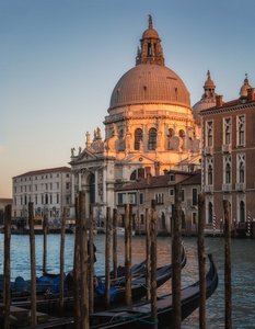 平底船和大教堂圣玛丽亚德致敬在威尼斯