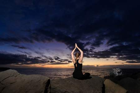 冥想瑜伽在特内里费岛的海滩上图片