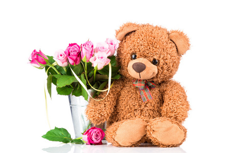 泰迪熊和插在花瓶里的花