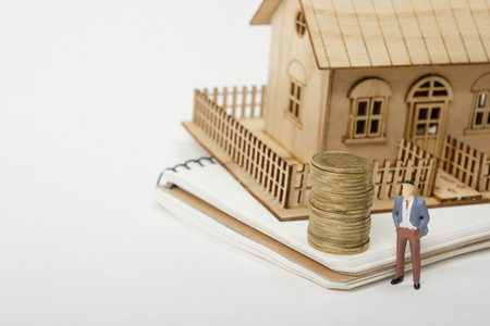 房屋购买保险的概念。房地产。金币，房子模型。复制文本的空间