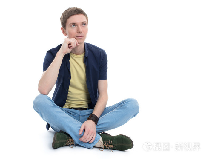 坐着的年轻人的思考