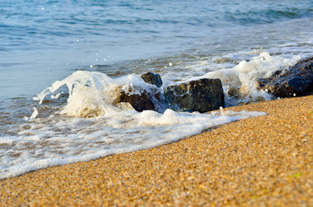 海浪冲刷在沙滩上的石头