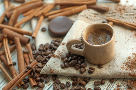 手工制作陶器喝一杯咖啡 肉桂 stickss 咖啡豆 可可粉和巧克力糖果的组成
