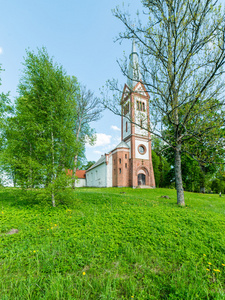 农村教堂建筑在夏天