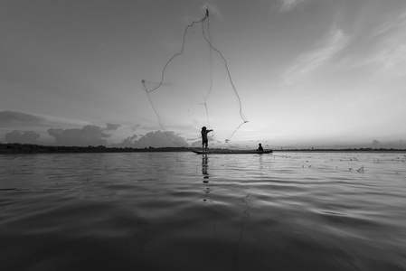 渔民扔网在湖