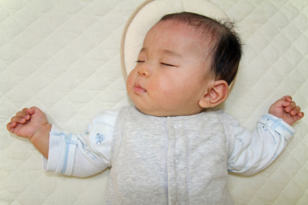 熟睡的日本男婴0岁