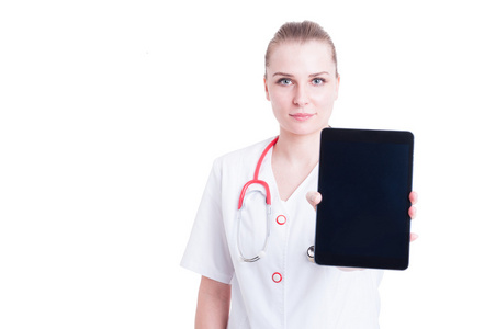 自信的医生或医生妇女显示空白屏幕显示标签