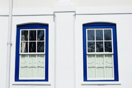 传统的蓝色 windows 在白墙上