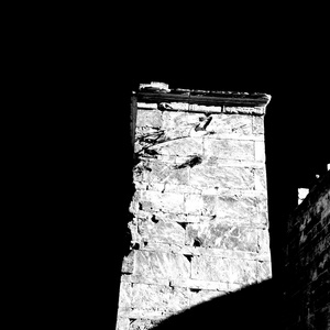 在欧洲的旧 towert 和大理石砖雅典卫城和天空