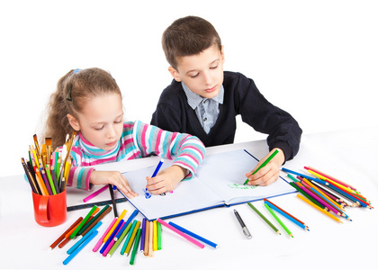 快乐有趣的孩子们画。男孩和女孩绘制铅笔。创意概念