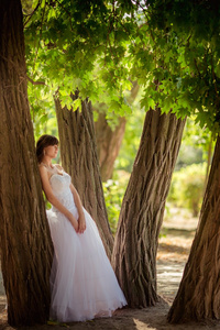 美丽的新娘在绿色公园