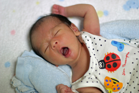 熟睡的日本新生婴儿0岁