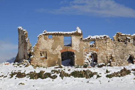 被遗弃的村庄在冬天