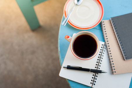 Notenook 和木桌上的咖啡杯
