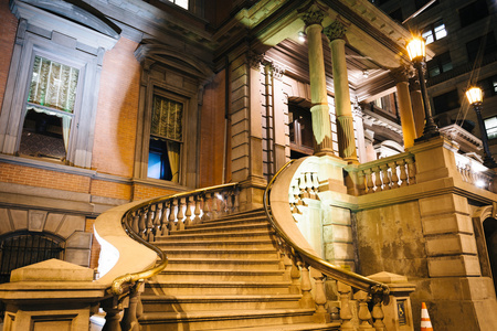 楼梯的晚上，在龙马在宽街上历史性的建筑