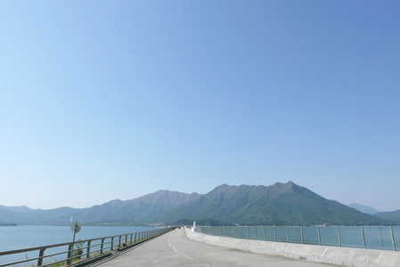 坝塘 山和蓝蓝的天空