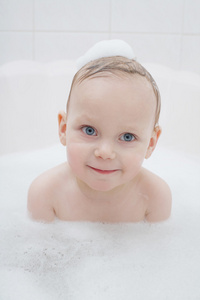 小男孩在浴缸中洗