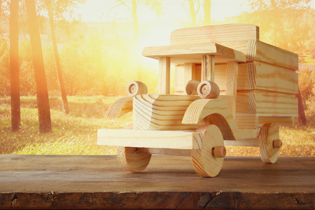 在木桌的旧木制玩具车