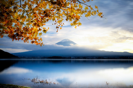 富士山与秋叶在河口湖