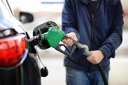 男人在汽车加油站抽汽油燃料的特写