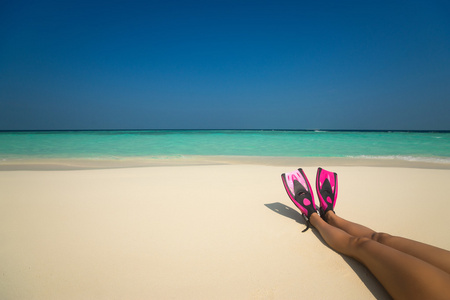 女人躺在沙子的夏季海滩度假度假放松