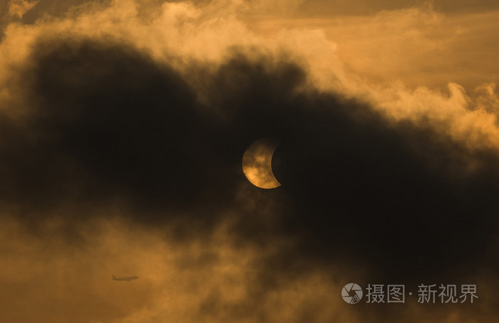 月亮遮住了太阳在日偏食与戏剧性的云