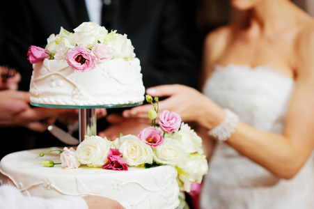 新娘和新郎切婚礼蛋糕图片