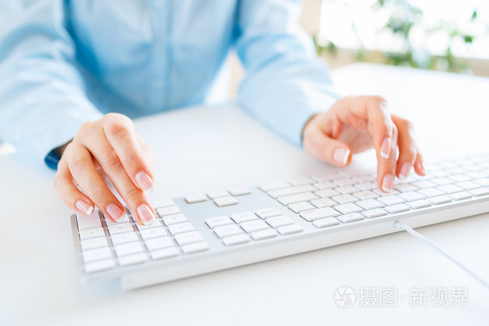 女人办公室工作人员在键盘上打字