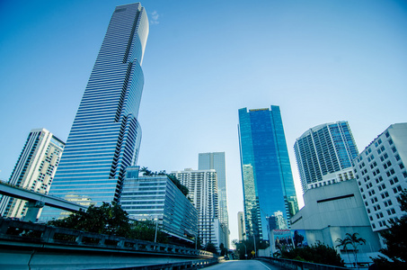 佛罗里达州迈阿密市的天际线早上与蓝蓝的天空