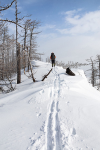 视图的雪山和徒步旅行的人。在乌拉尔山脉的滑雪道