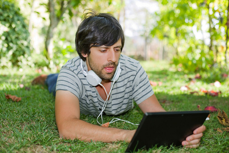 年轻人与戴着耳机的 tablet pc 听音乐放松